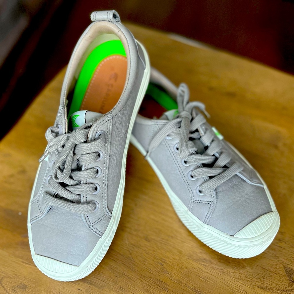Cariuma sneaker